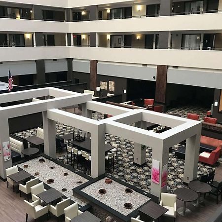 Hotel Ramada By Wyndham Southfield Extérieur photo