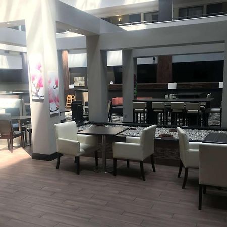 Hotel Ramada By Wyndham Southfield Extérieur photo