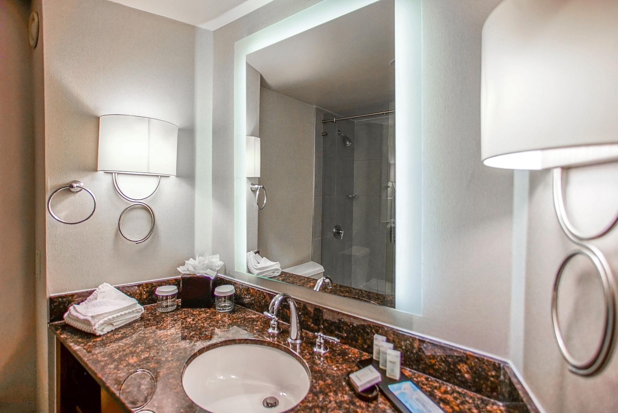 Hotel Ramada By Wyndham Southfield Extérieur photo
