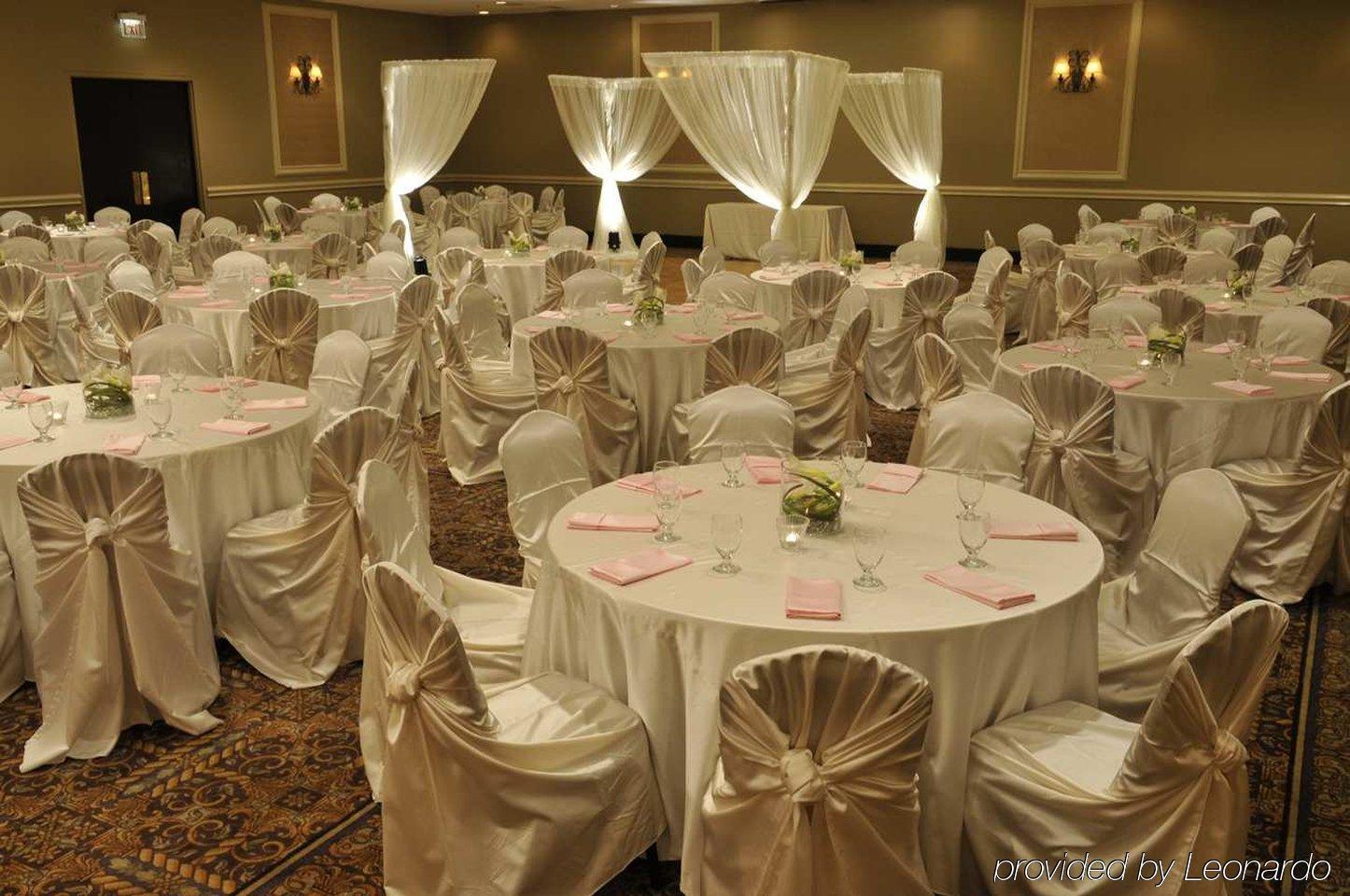 Hotel Ramada By Wyndham Southfield Restaurant photo