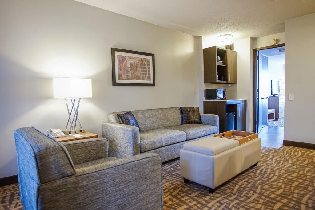 Hotel Ramada By Wyndham Southfield Extérieur photo