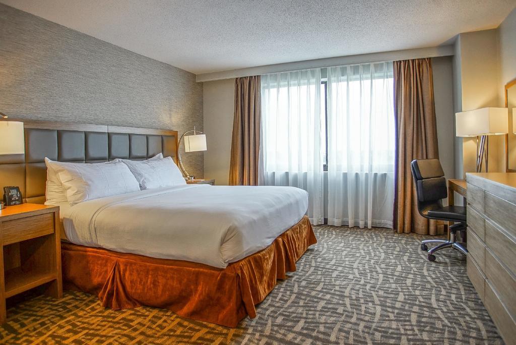 Hotel Ramada By Wyndham Southfield Extérieur photo