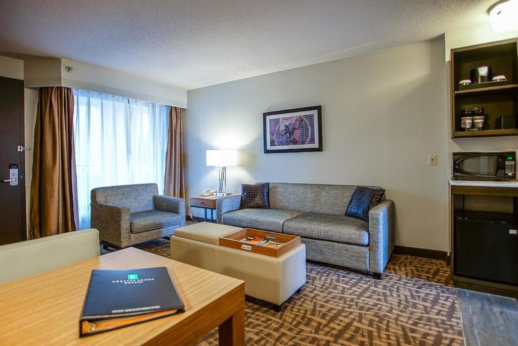 Hotel Ramada By Wyndham Southfield Extérieur photo