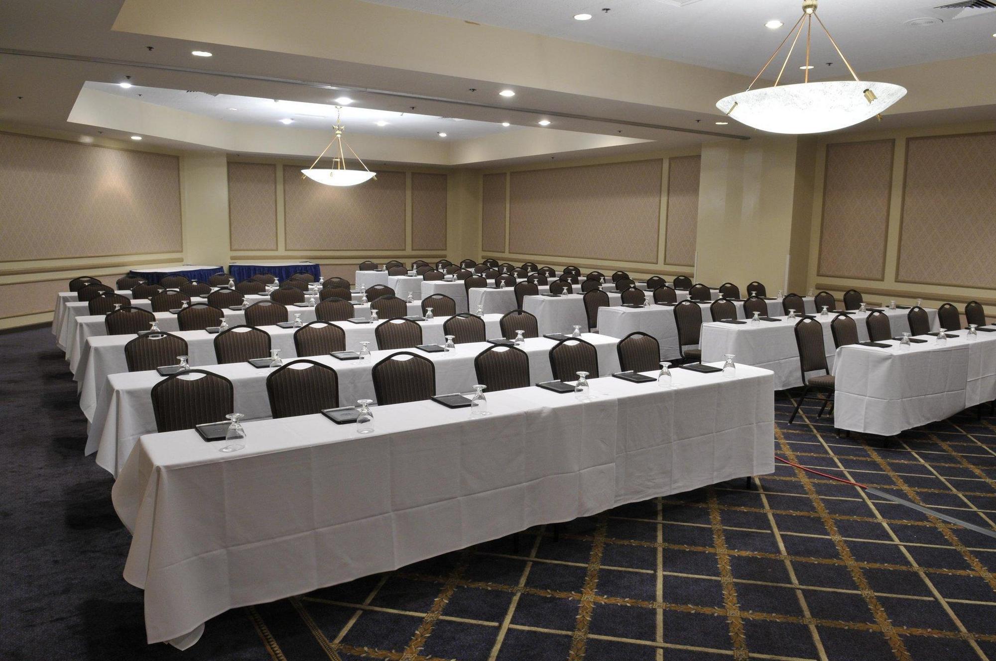 Hotel Ramada By Wyndham Southfield Extérieur photo