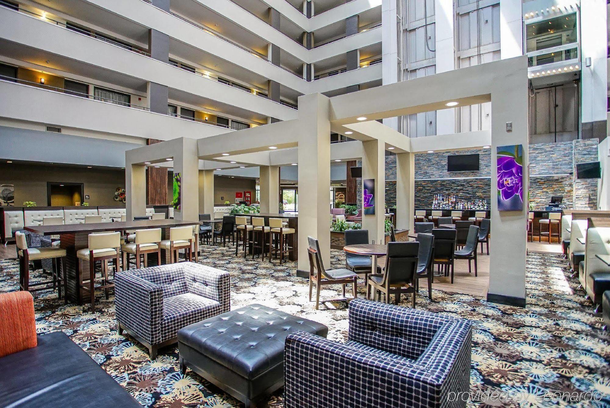 Hotel Ramada By Wyndham Southfield Extérieur photo