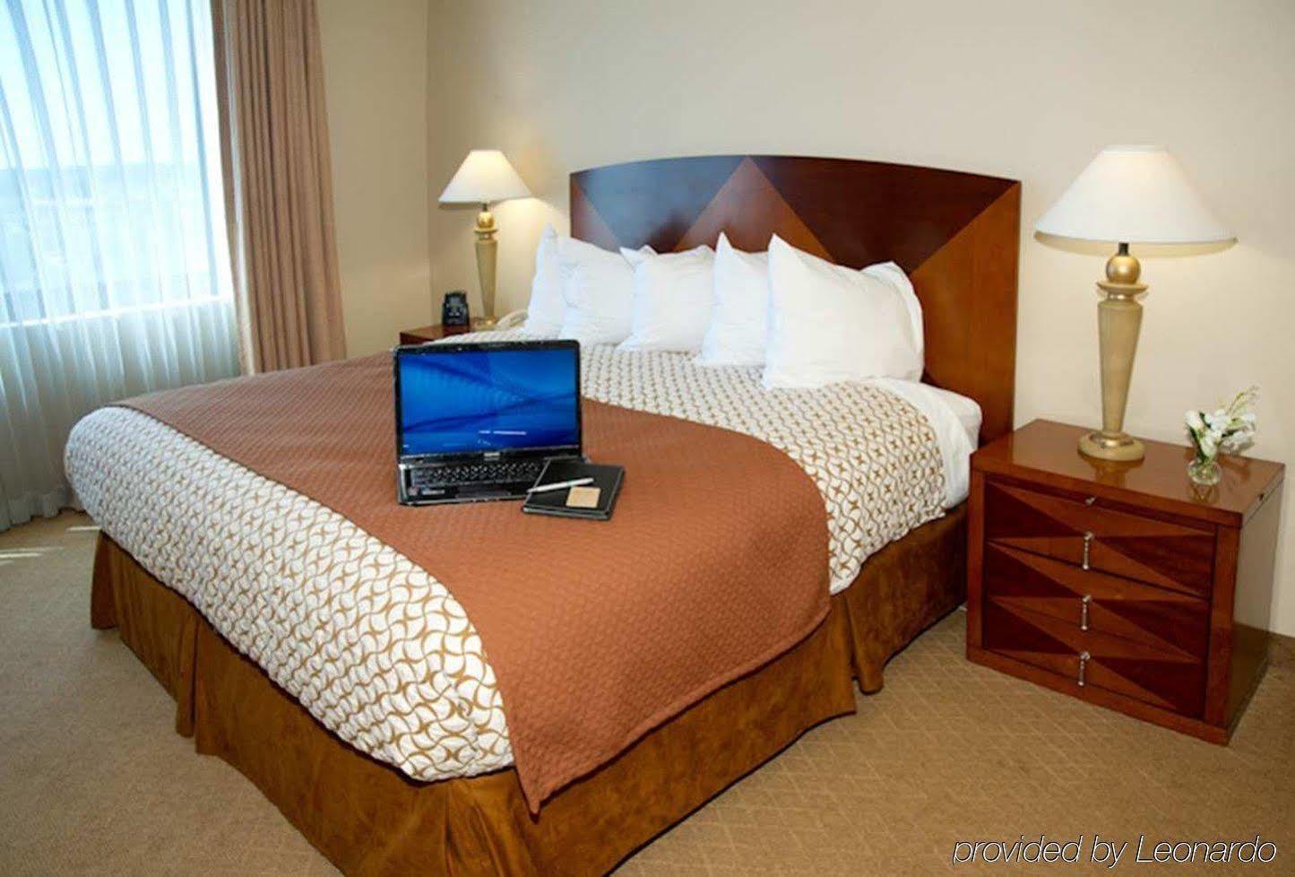 Hotel Ramada By Wyndham Southfield Extérieur photo
