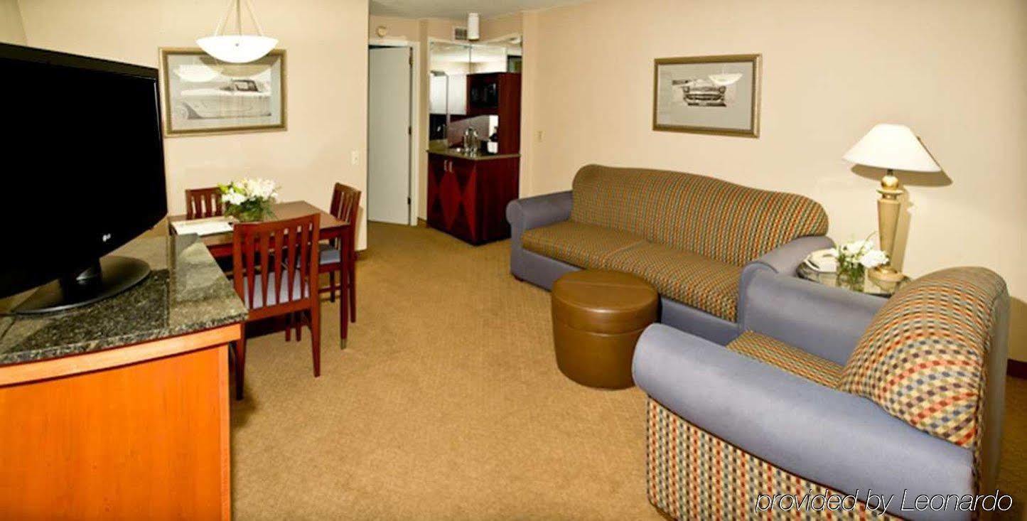 Hotel Ramada By Wyndham Southfield Extérieur photo
