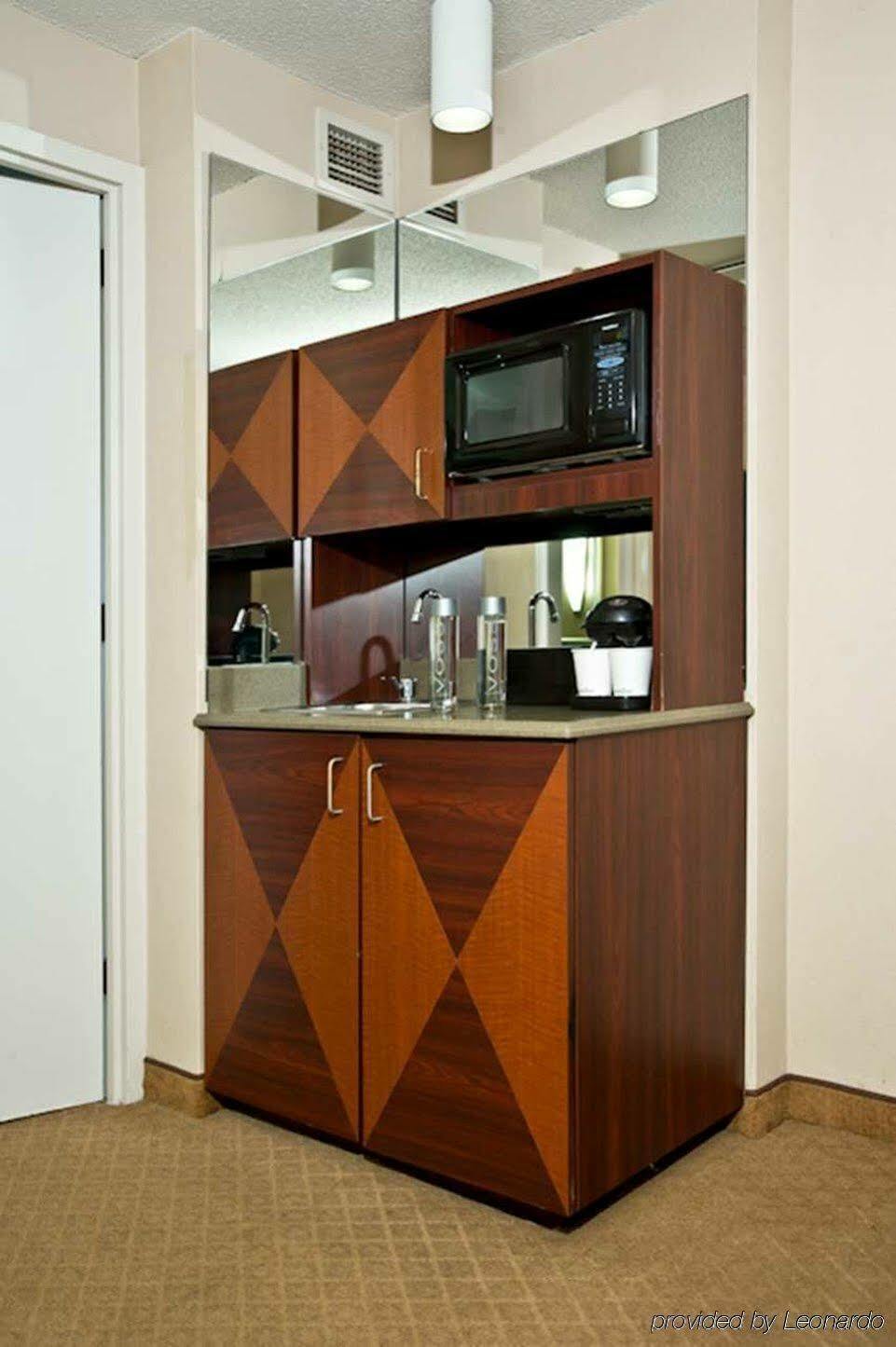 Hotel Ramada By Wyndham Southfield Extérieur photo