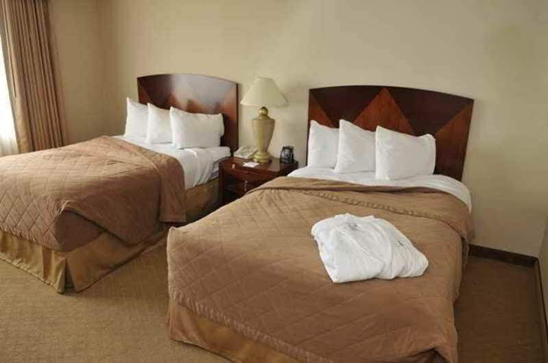 Hotel Ramada By Wyndham Southfield Extérieur photo