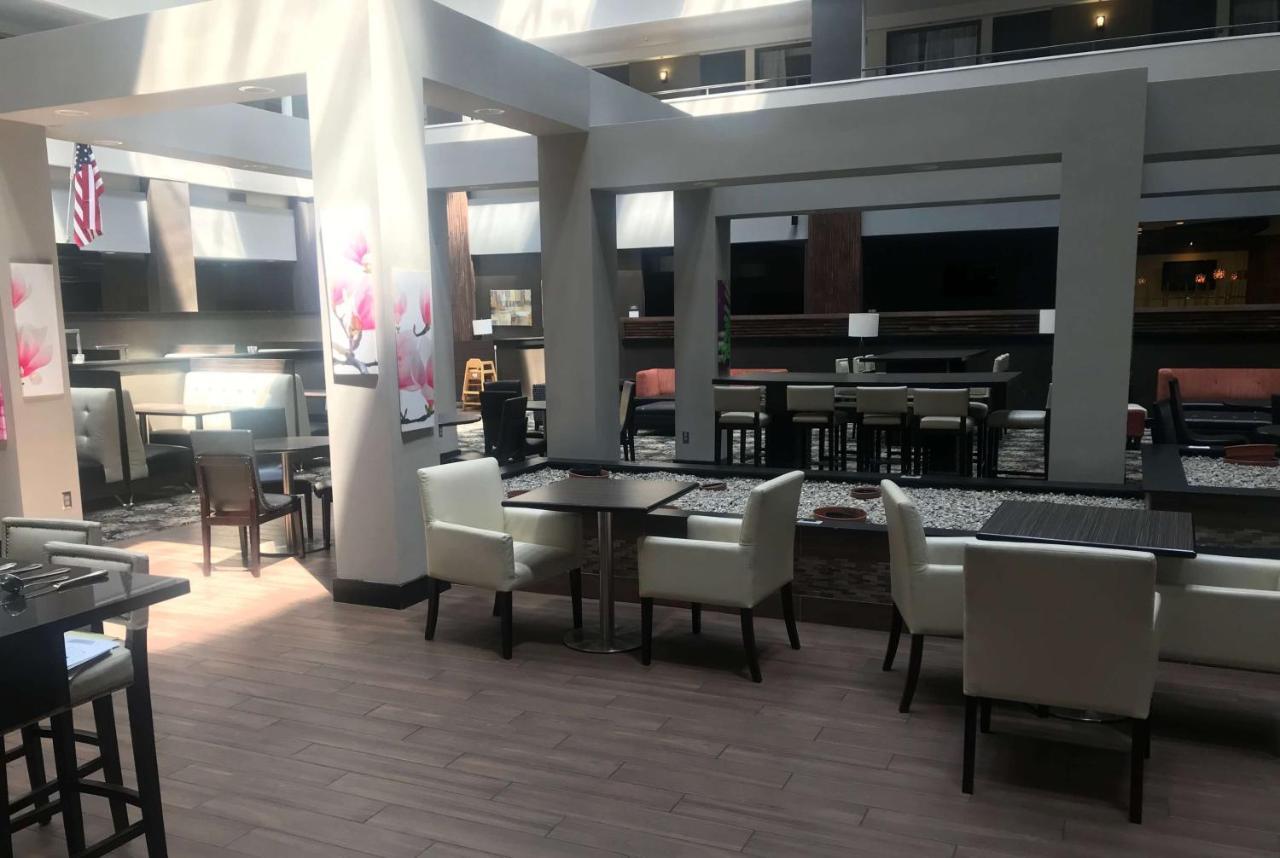 Hotel Ramada By Wyndham Southfield Extérieur photo
